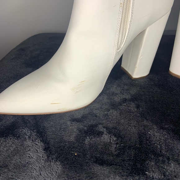 3/20$ Size 9 White ankle boot. - Picture 2 of 8
